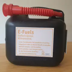 Schwarzer Kanister mit rotem Ausgießer und Aufkleber "E-Fuels".