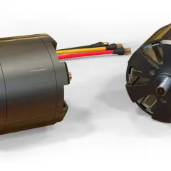Zwei BLDC-Motoren mit Kabeln, auf weißem Hintergrund.