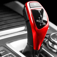 Roter Automatikschalthebel mit Ganganzeige (P, R, N, M/S, D) in einem Auto.