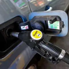 Zapfsäule mit E10-Kennzeichnung wird in einen Tankstutzen eingeführt.