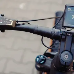 Bosch E-Bike Lenker mit Display und Bedieneinheit.