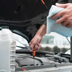 Wann Motoröl wechseln? Intervalle, Anzeichen & Kosten erklärt