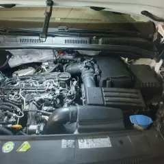 Motorraum eines VW Golf 7 1.6 TDI mit geöffneter Motorhaube.