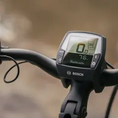 Bosch E-Bike Display mit Reichweitenanzeige und Bedieneinheit am Lenker.