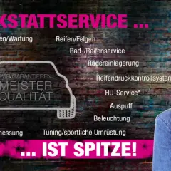 Lachende Frau vor Mauerwerk mit Werkstattservice-Angeboten und Auto-Silhouette.
