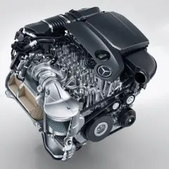 Mercedes-Benz Sprinter Motor mit Turbolader und Riemenantrieb.