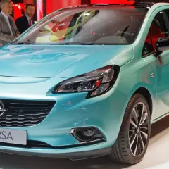 Türkisfarbener Opel Corsa mit Schriftzug "Corsa" auf dem Kühlergrill.