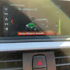 BMW F21 Display zeigt Motorölstand OK mit Messbalken und Auto-Symbol.