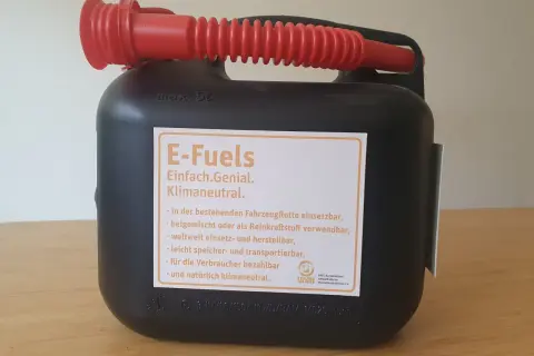 Schwarzer Kanister mit rotem Ausgießer und Aufkleber "E-Fuels".