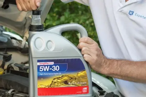 5W-30 Motoröl Test: Die besten Öle & worauf Sie achten müssen