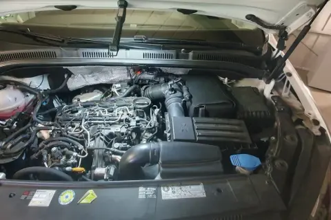 Motorraum eines VW Golf 7 1.6 TDI mit geöffneter Motorhaube.