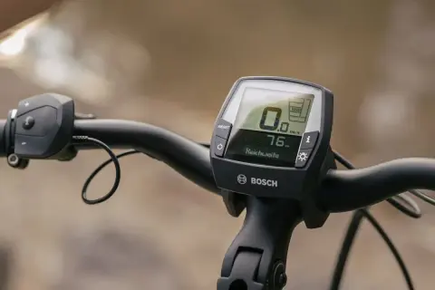Bosch E-Bike Display mit Reichweitenanzeige und Bedieneinheit am Lenker.