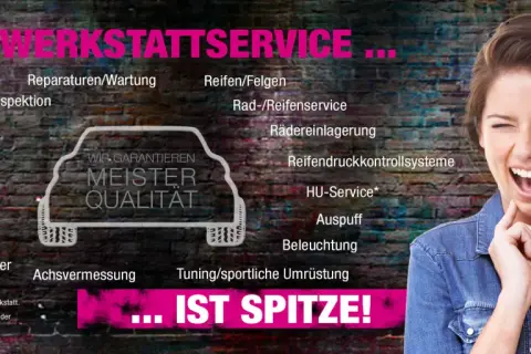 Lachende Frau vor Mauerwerk mit Werkstattservice-Angeboten und Auto-Silhouette.