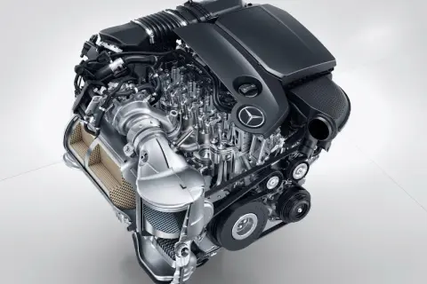 Mercedes-Benz Sprinter Motor mit Turbolader und Riemenantrieb.