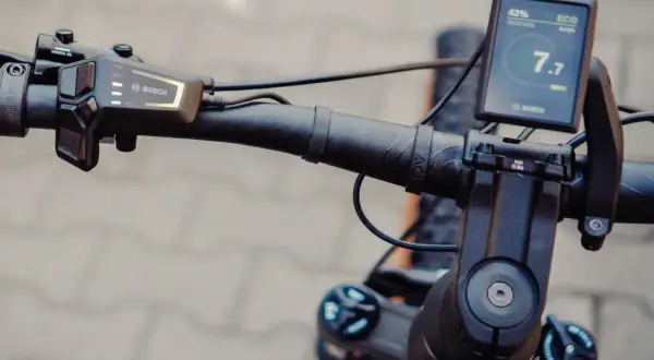 Bosch E-Bike Lenker mit Display und Bedieneinheit.