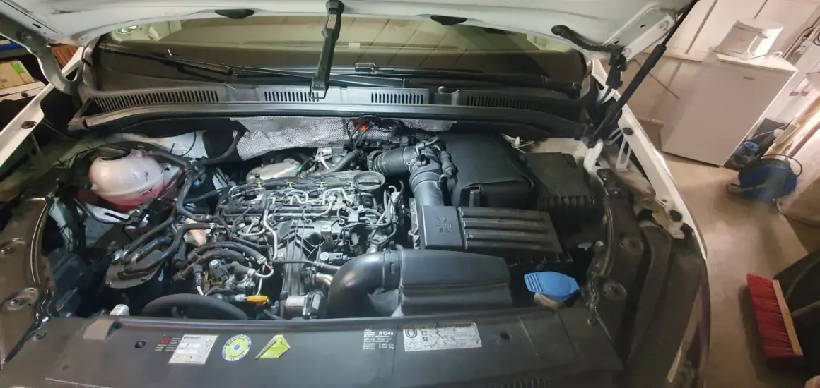 Motorraum eines VW Golf 7 1.6 TDI mit geöffneter Motorhaube.