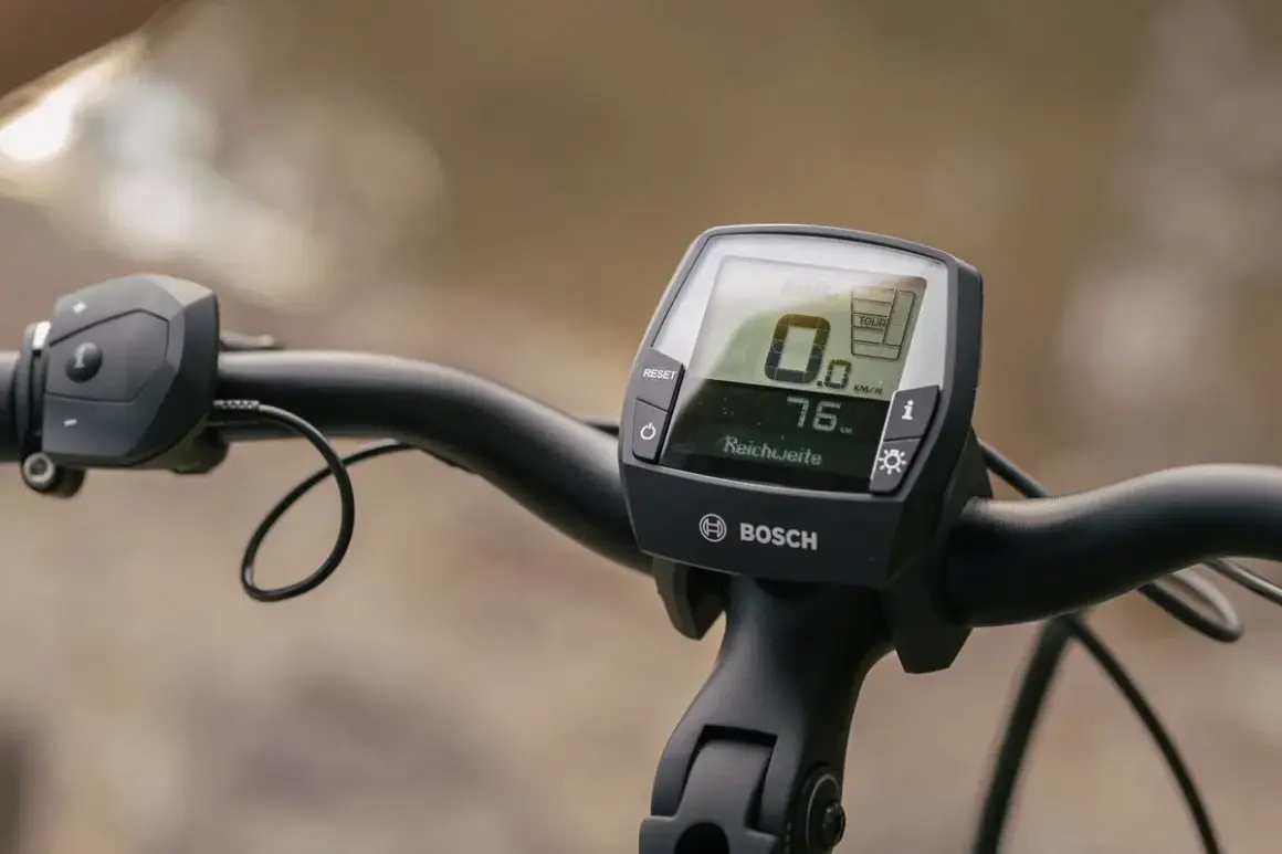 Bosch E-Bike Display mit Reichweitenanzeige und Bedieneinheit am Lenker.