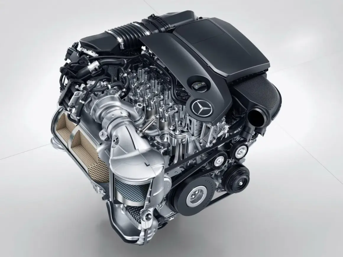 Mercedes-Benz Sprinter Motor mit Turbolader und Riemenantrieb.