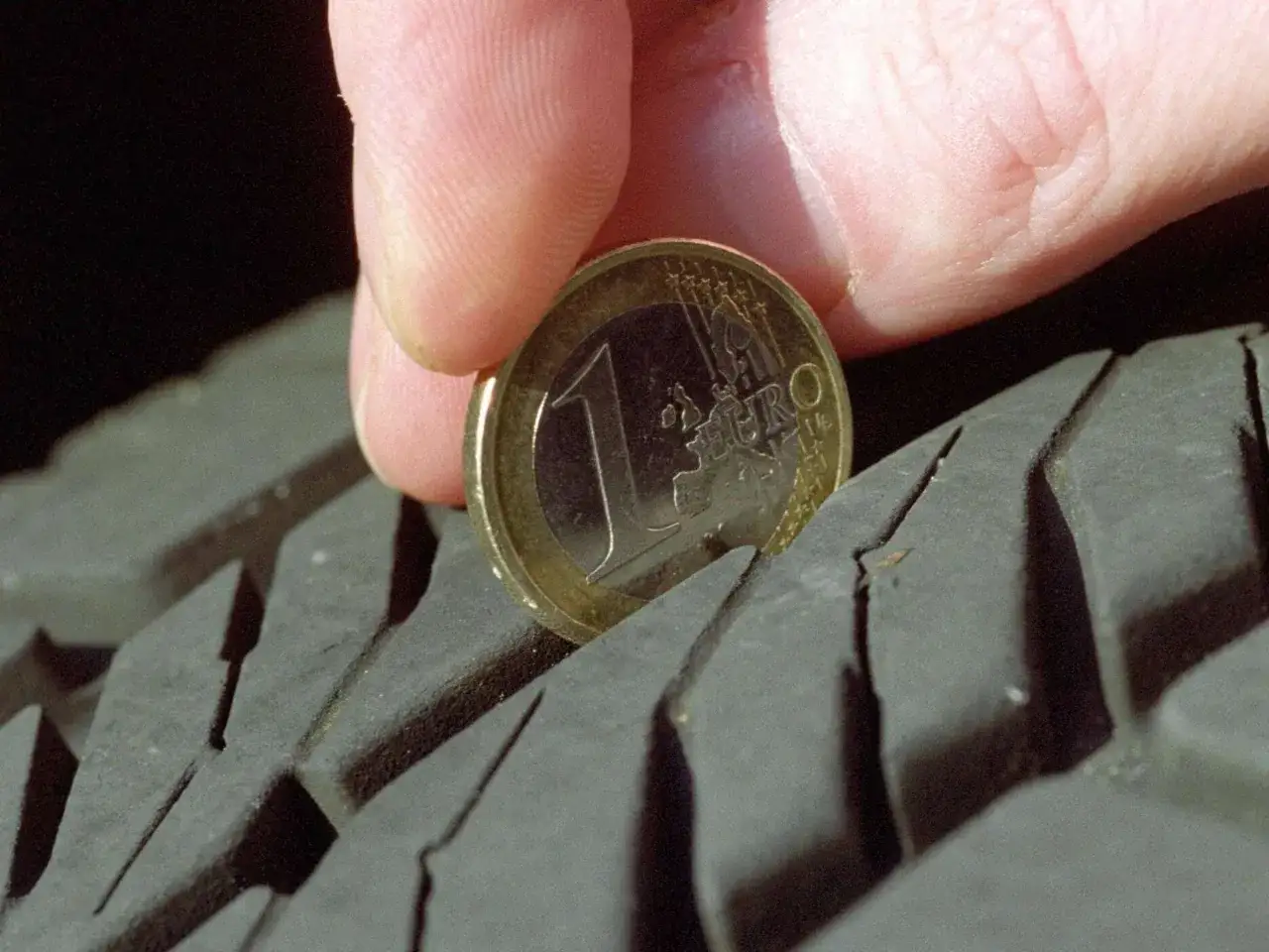 Reifenprofiltiefe messen: Mit 2-Euro-Münze schnell & sicher prüfen