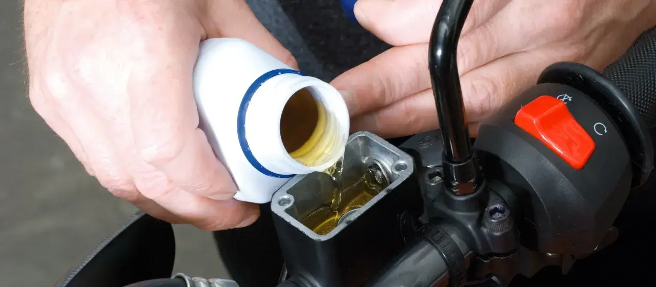 Motorrad Bremsflüssigkeit korrodiertes Bauteil