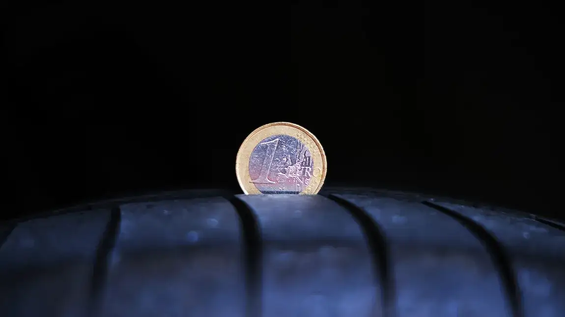 Profiltiefenmesser und 2 Euro Münze