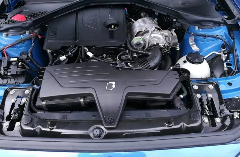 BMW F21 Motorraum verschiedene Motoren