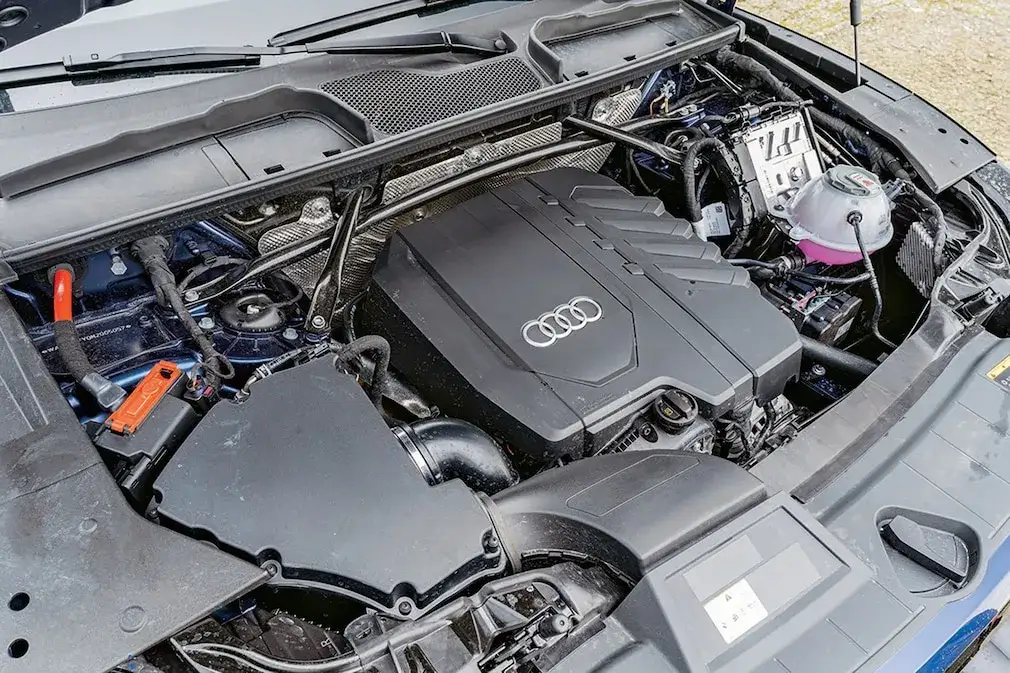 Audi Q5 Motorraum mit Motorölkanister