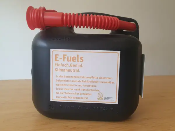 Schwarzer Kanister mit rotem Ausgießer und Aufkleber "E-Fuels".
