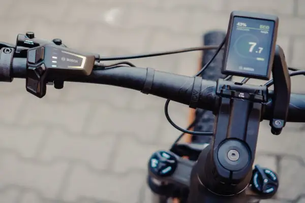 Bosch E-Bike Lenker mit Display und Bedieneinheit.