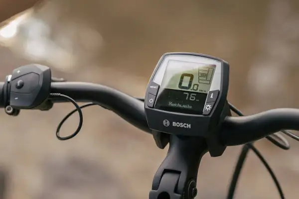 Bosch E-Bike Display mit Reichweitenanzeige und Bedieneinheit am Lenker.
