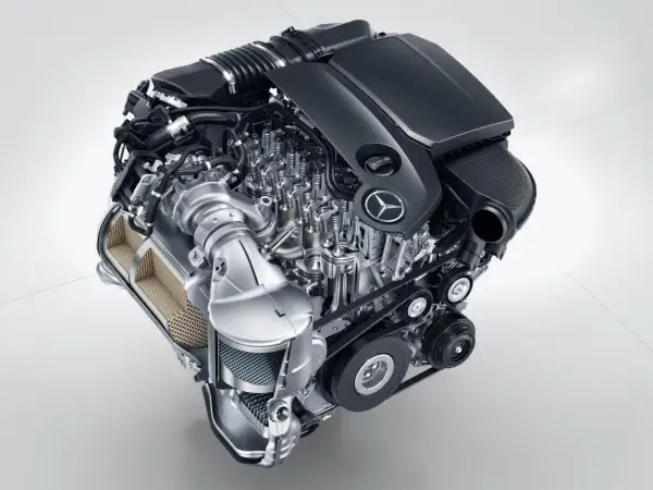 Mercedes-Benz Sprinter Motor mit Turbolader und Riemenantrieb.